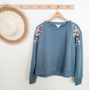 ANTHRO Intu Floral Embroidered Cropped Sweatshirt